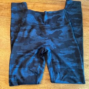 Bombshell Camo Scrunch Leggings size small in blue